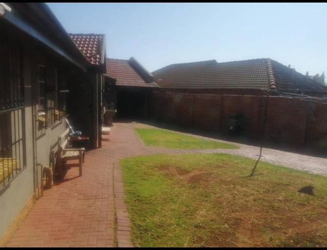 4 BEDROOM HOUSE FOR SALE IN LENASIA SOUTH